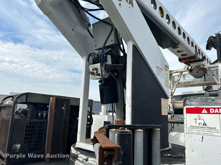 image for item LV9051 2000 GMC C7500  bucket truck