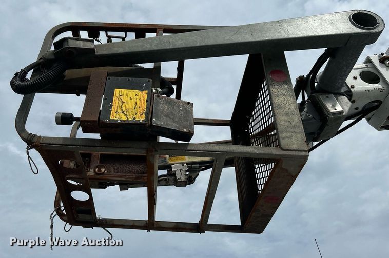 image for item LV9051 2000 GMC C7500  bucket truck