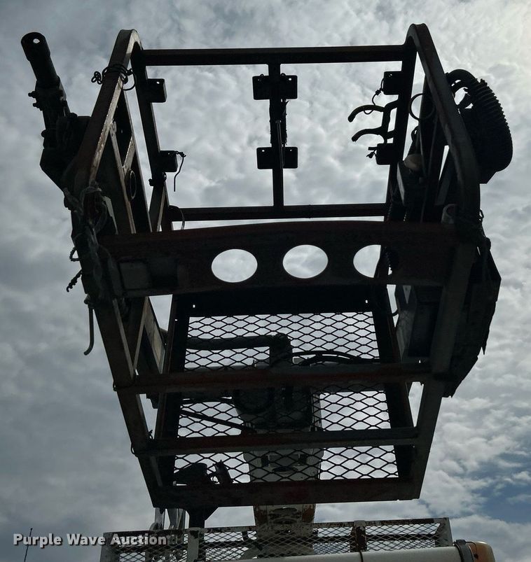 image for item LV9051 2000 GMC C7500  bucket truck