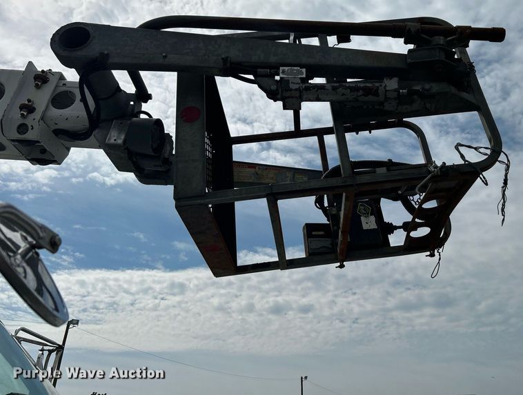 image for item LV9051 2000 GMC C7500  bucket truck