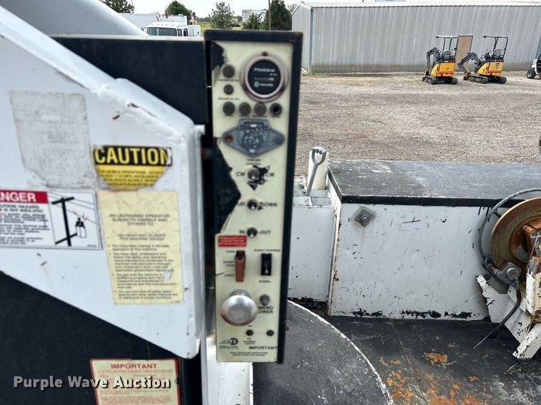 image for item LV9051 2000 GMC C7500  bucket truck