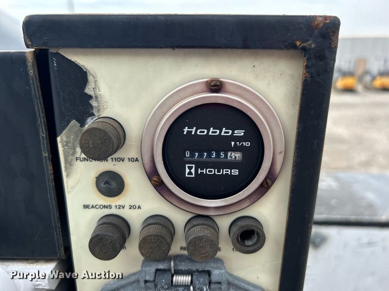 image for item LV9051 2000 GMC C7500  bucket truck