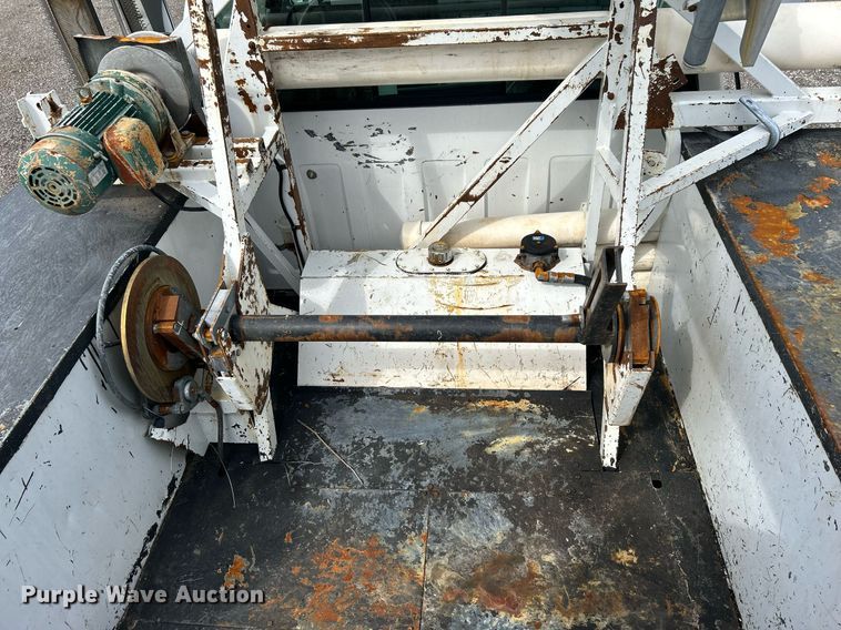 image for item LV9051 2000 GMC C7500  bucket truck