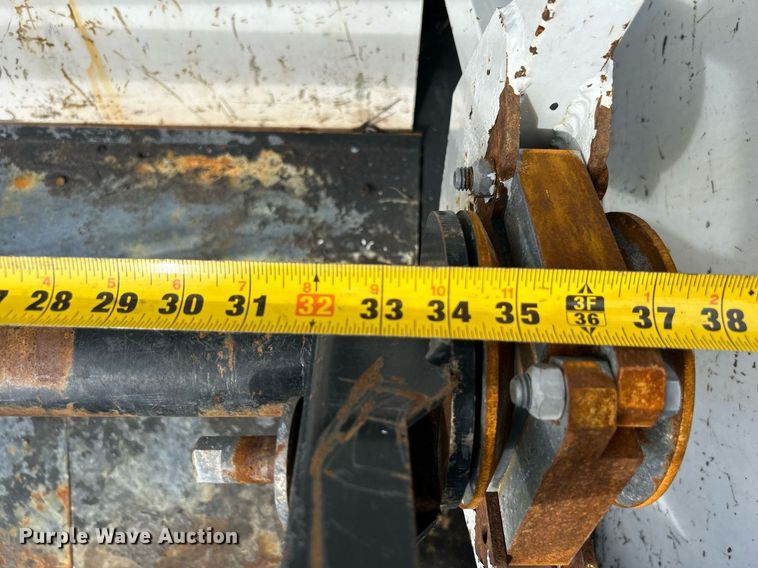 image for item LV9051 2000 GMC C7500  bucket truck