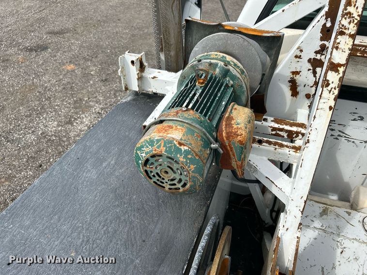 image for item LV9051 2000 GMC C7500  bucket truck