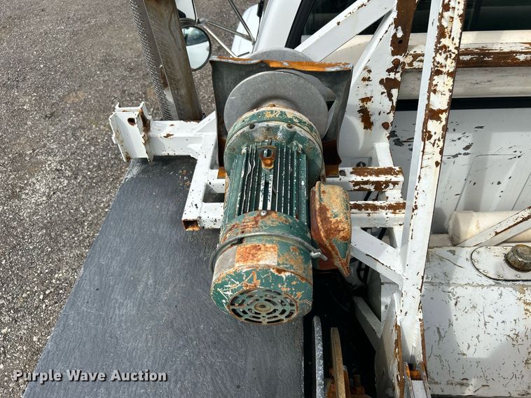 image for item LV9051 2000 GMC C7500  bucket truck