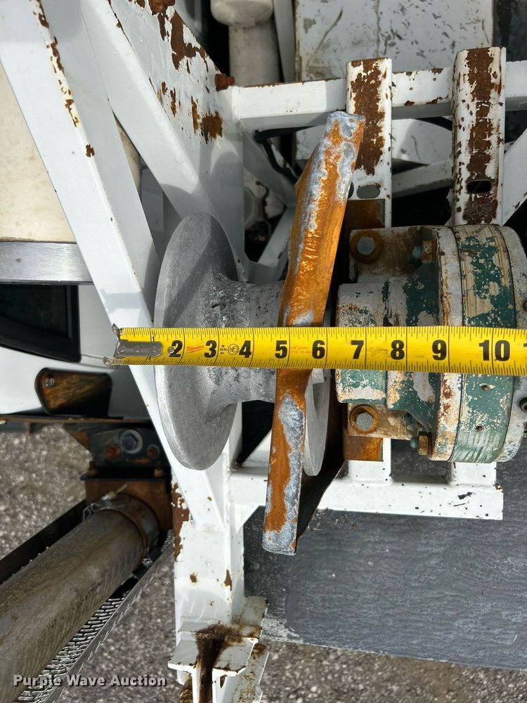 image for item LV9051 2000 GMC C7500  bucket truck