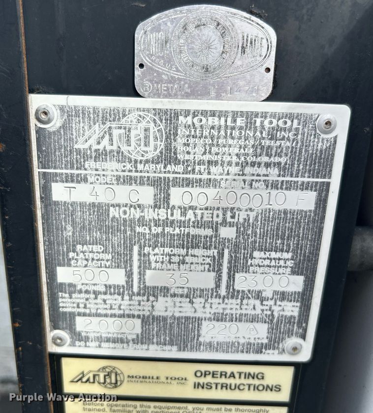 image for item LV9051 2000 GMC C7500  bucket truck