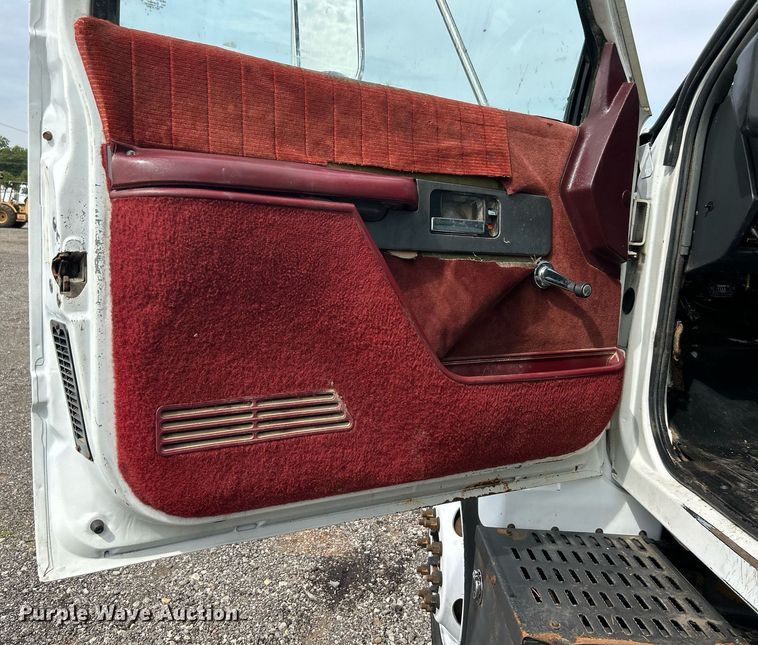 image for item LV9051 2000 GMC C7500  bucket truck