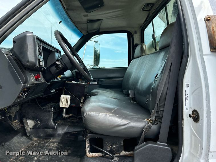 image for item LV9051 2000 GMC C7500  bucket truck