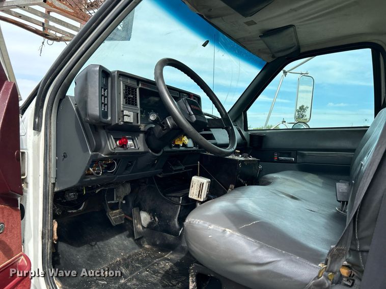 image for item LV9051 2000 GMC C7500  bucket truck