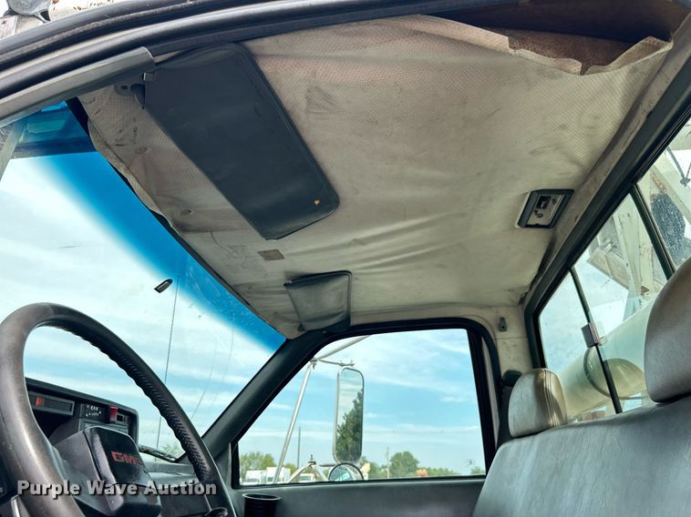 image for item LV9051 2000 GMC C7500  bucket truck