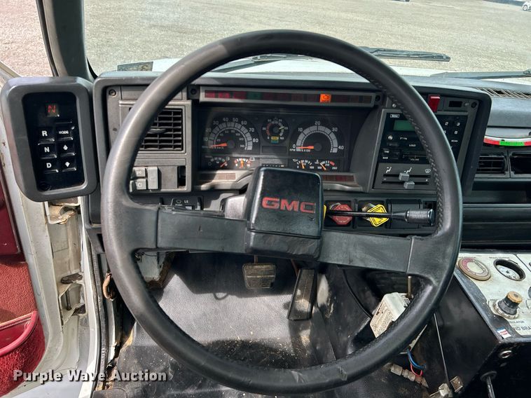 image for item LV9051 2000 GMC C7500  bucket truck