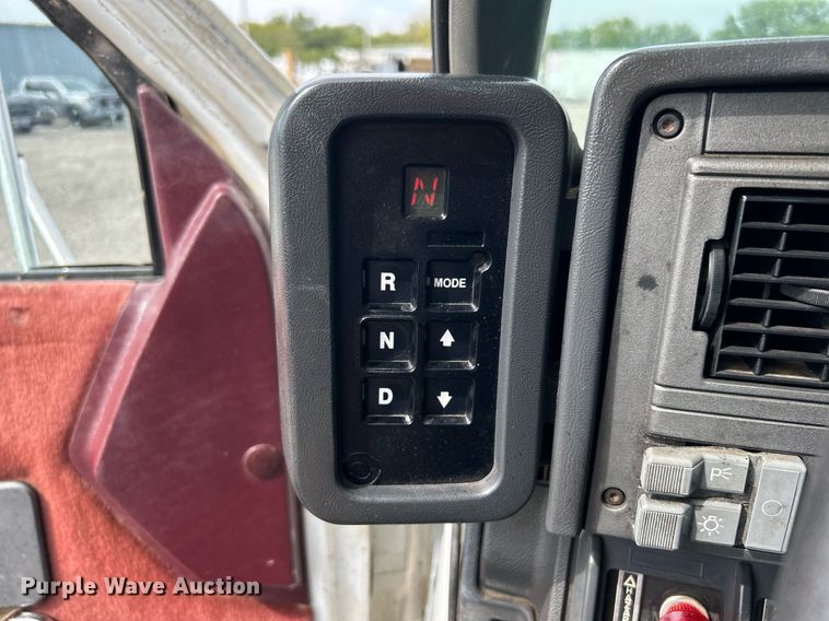 image for item LV9051 2000 GMC C7500  bucket truck