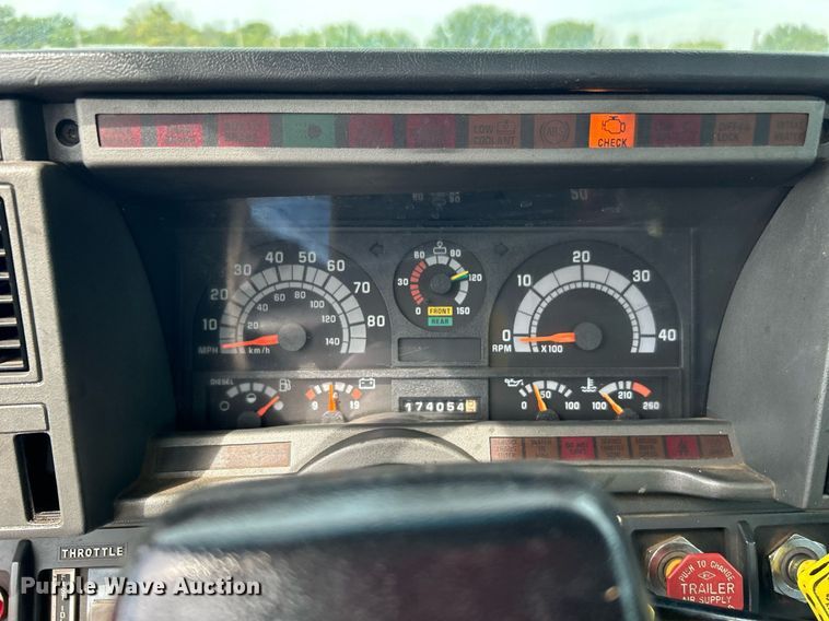 image for item LV9051 2000 GMC C7500  bucket truck