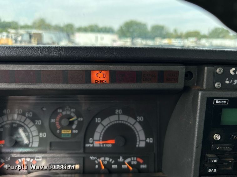 image for item LV9051 2000 GMC C7500  bucket truck