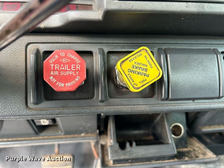 image for item LV9051 2000 GMC C7500  bucket truck