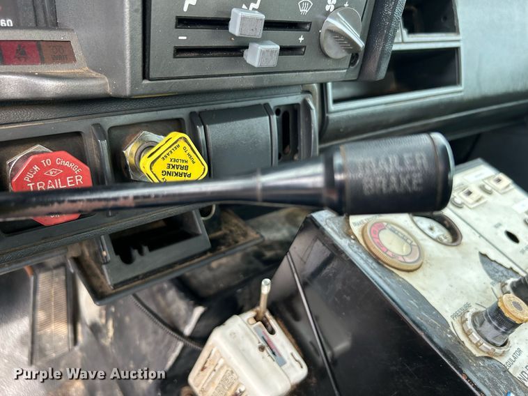 image for item LV9051 2000 GMC C7500  bucket truck