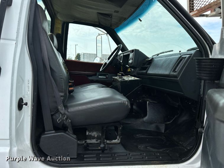 image for item LV9051 2000 GMC C7500  bucket truck