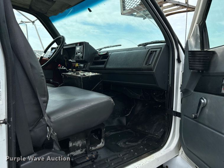 image for item LV9051 2000 GMC C7500  bucket truck