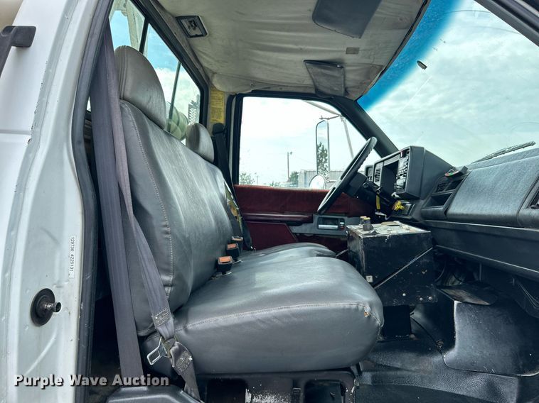 image for item LV9051 2000 GMC C7500  bucket truck