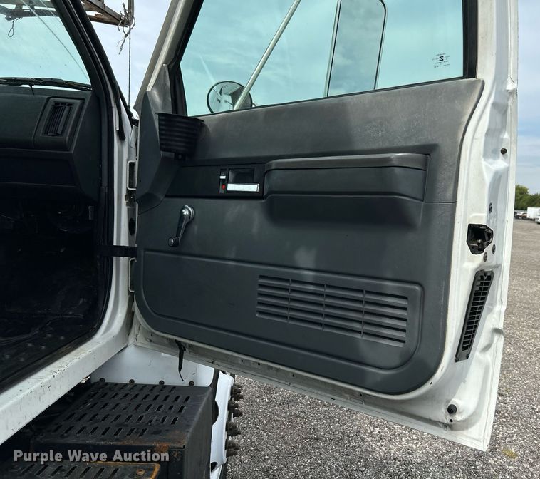 image for item LV9051 2000 GMC C7500  bucket truck