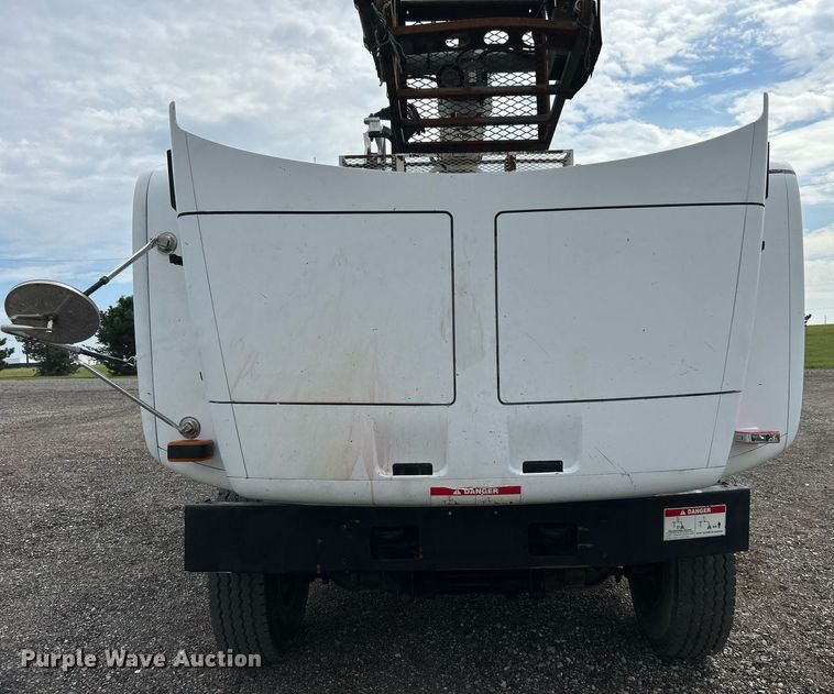 image for item LV9051 2000 GMC C7500  bucket truck