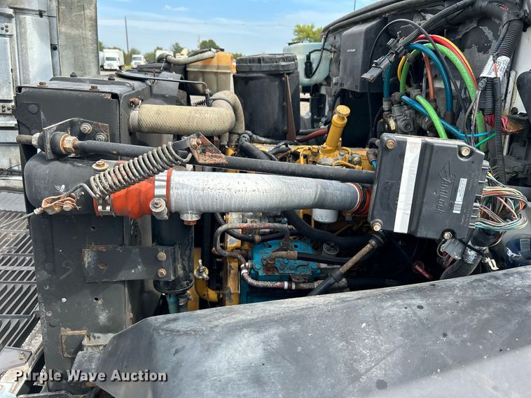 image for item LV9051 2000 GMC C7500  bucket truck