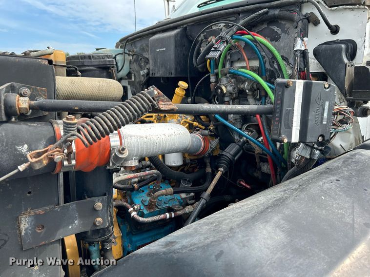 image for item LV9051 2000 GMC C7500  bucket truck