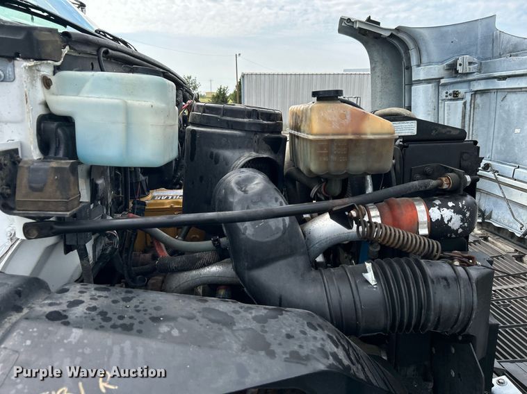 image for item LV9051 2000 GMC C7500  bucket truck