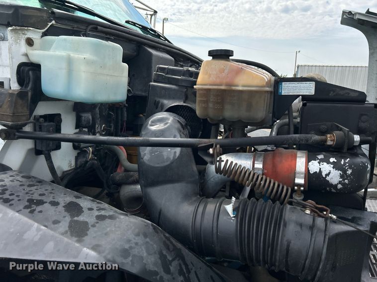 image for item LV9051 2000 GMC C7500  bucket truck