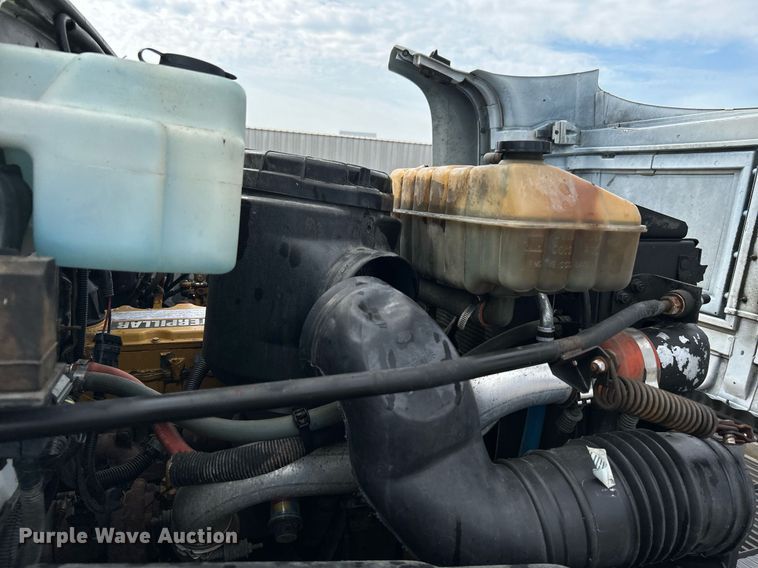 image for item LV9051 2000 GMC C7500  bucket truck