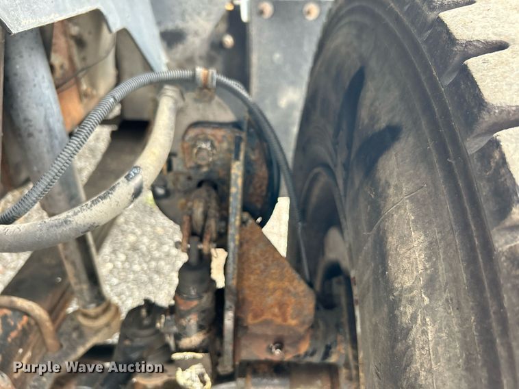 image for item LV9051 2000 GMC C7500  bucket truck