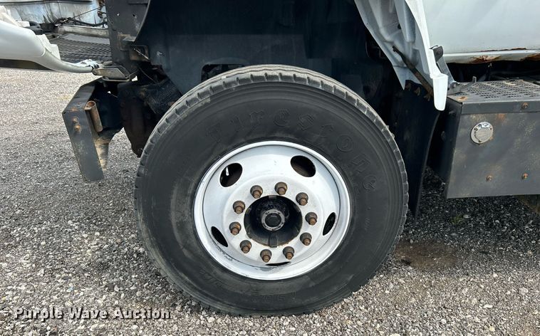 image for item LV9051 2000 GMC C7500  bucket truck