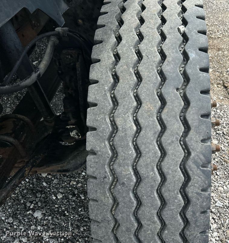 image for item LV9051 2000 GMC C7500  bucket truck