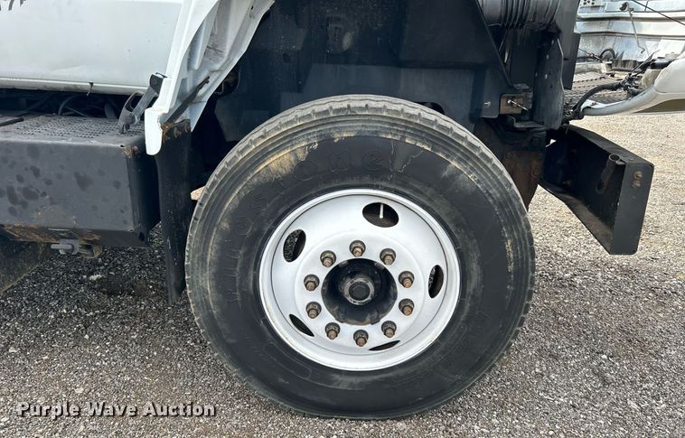 image for item LV9051 2000 GMC C7500  bucket truck