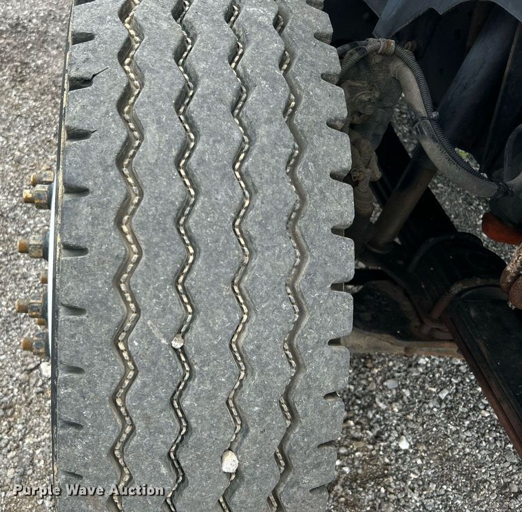 image for item LV9051 2000 GMC C7500  bucket truck