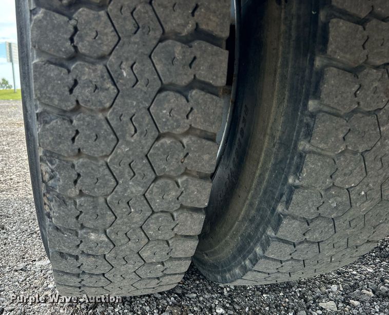 image for item LV9051 2000 GMC C7500  bucket truck