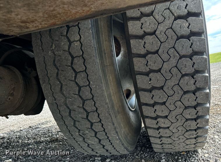 image for item LV9051 2000 GMC C7500  bucket truck