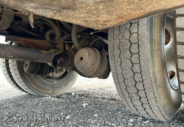 image for item LV9051 2000 GMC C7500  bucket truck