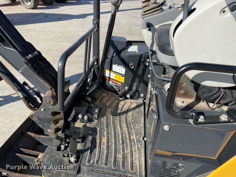 image for item LV9197 2019 John Deere 17G  mini excavator