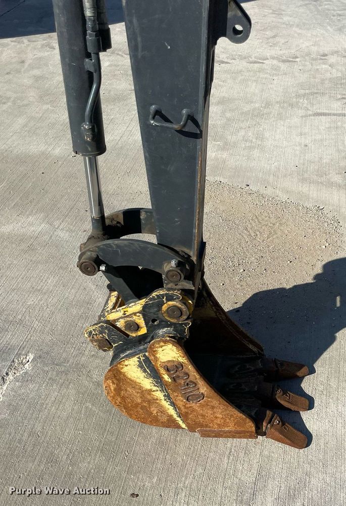 image for item LV9198 2019 John Deere 17G  mini excavator