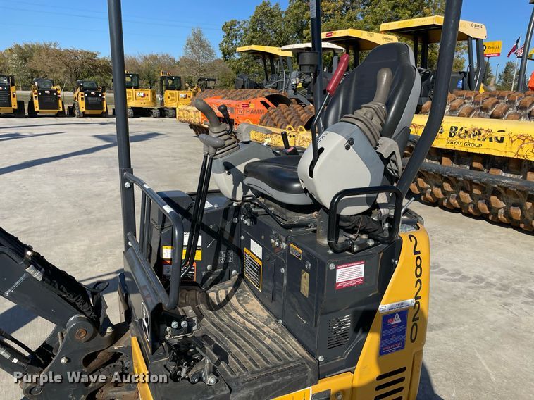 image for item LV9198 2019 John Deere 17G  mini excavator