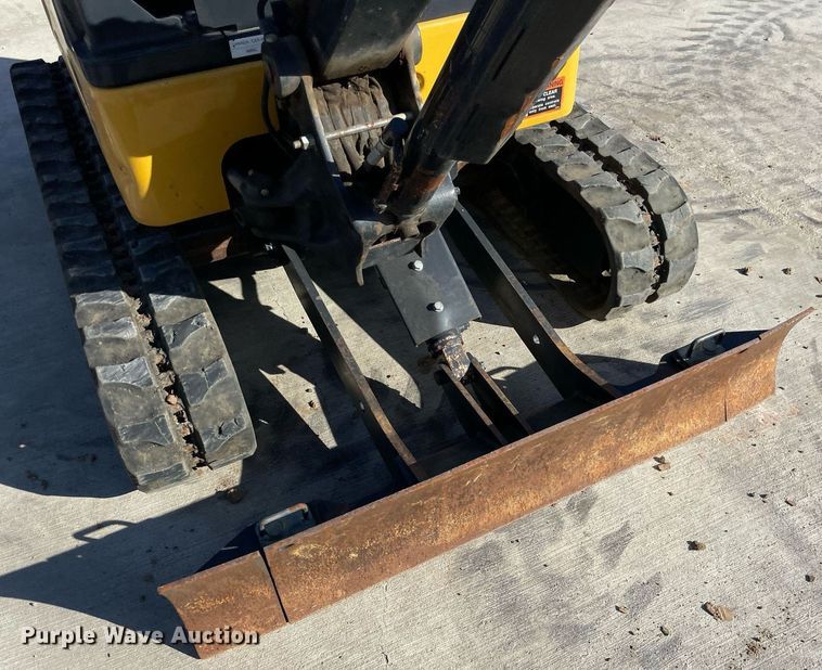 image for item LV9199 2019 John Deere 17G  mini excavator