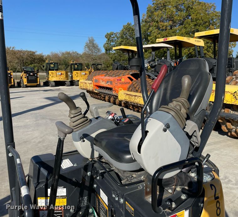 image for item LV9199 2019 John Deere 17G  mini excavator