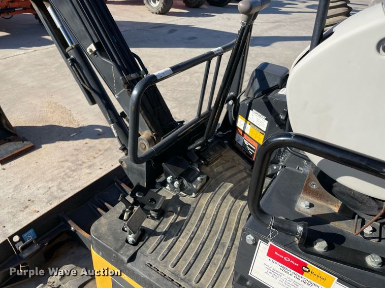 image for item LV9199 2019 John Deere 17G  mini excavator