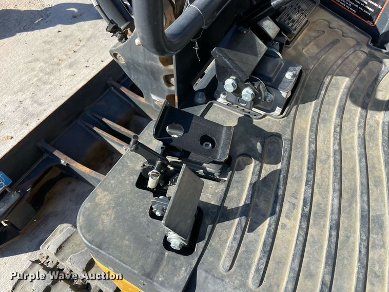 image for item LV9199 2019 John Deere 17G  mini excavator