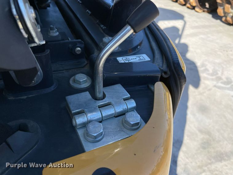 image for item LV9199 2019 John Deere 17G  mini excavator