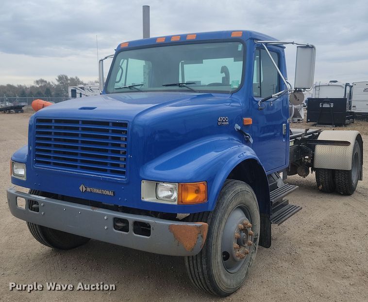 image for item LV9350 1998 Internatioal 4700  hook lift truck