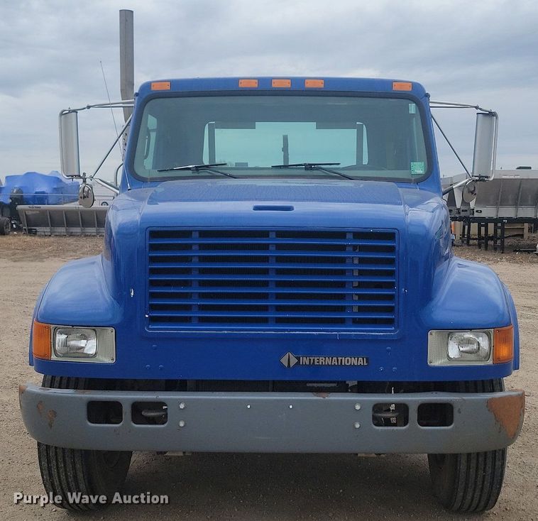 image for item LV9350 1998 Internatioal 4700  hook lift truck